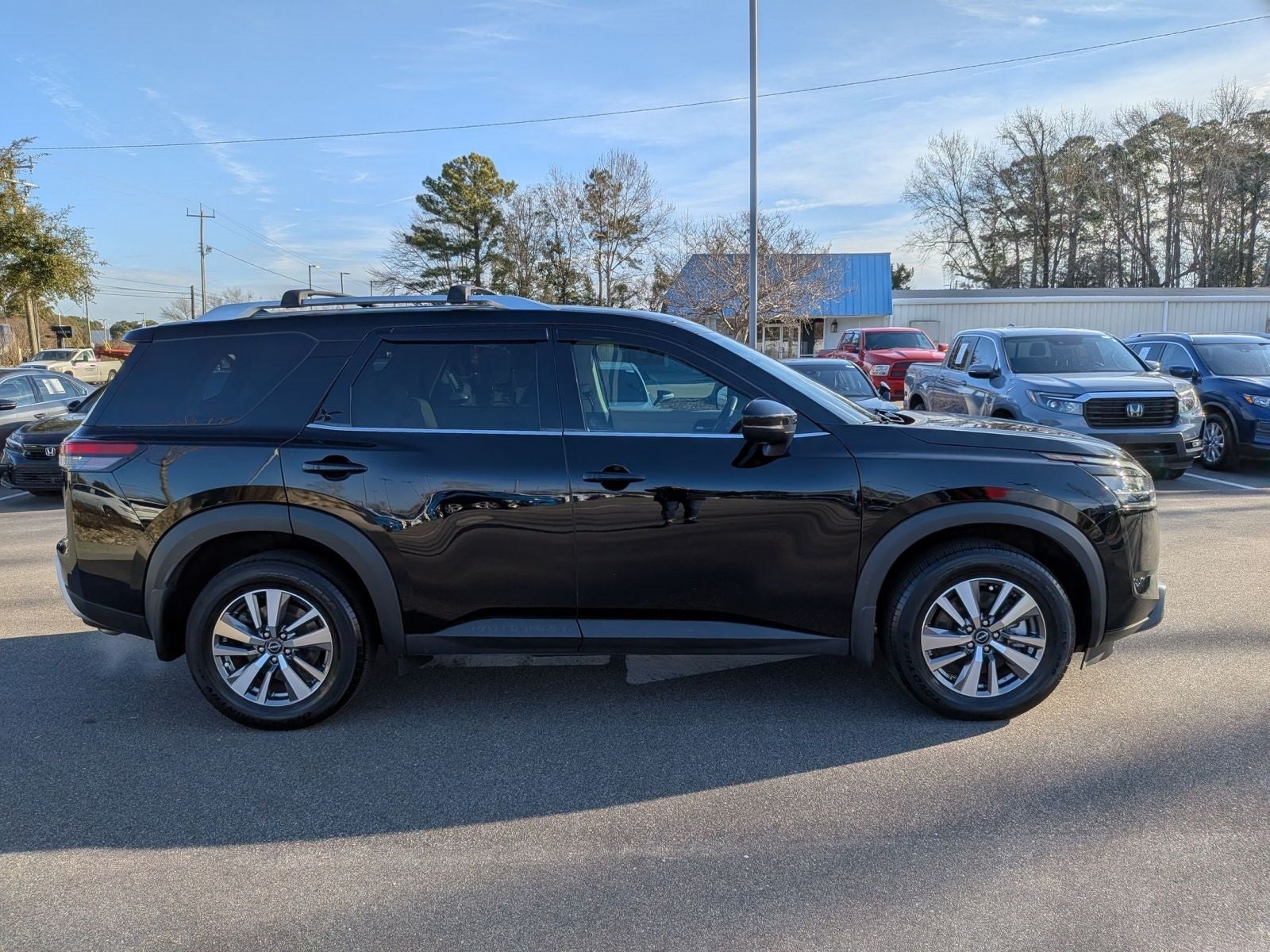 2023 Nissan Pathfinder SL