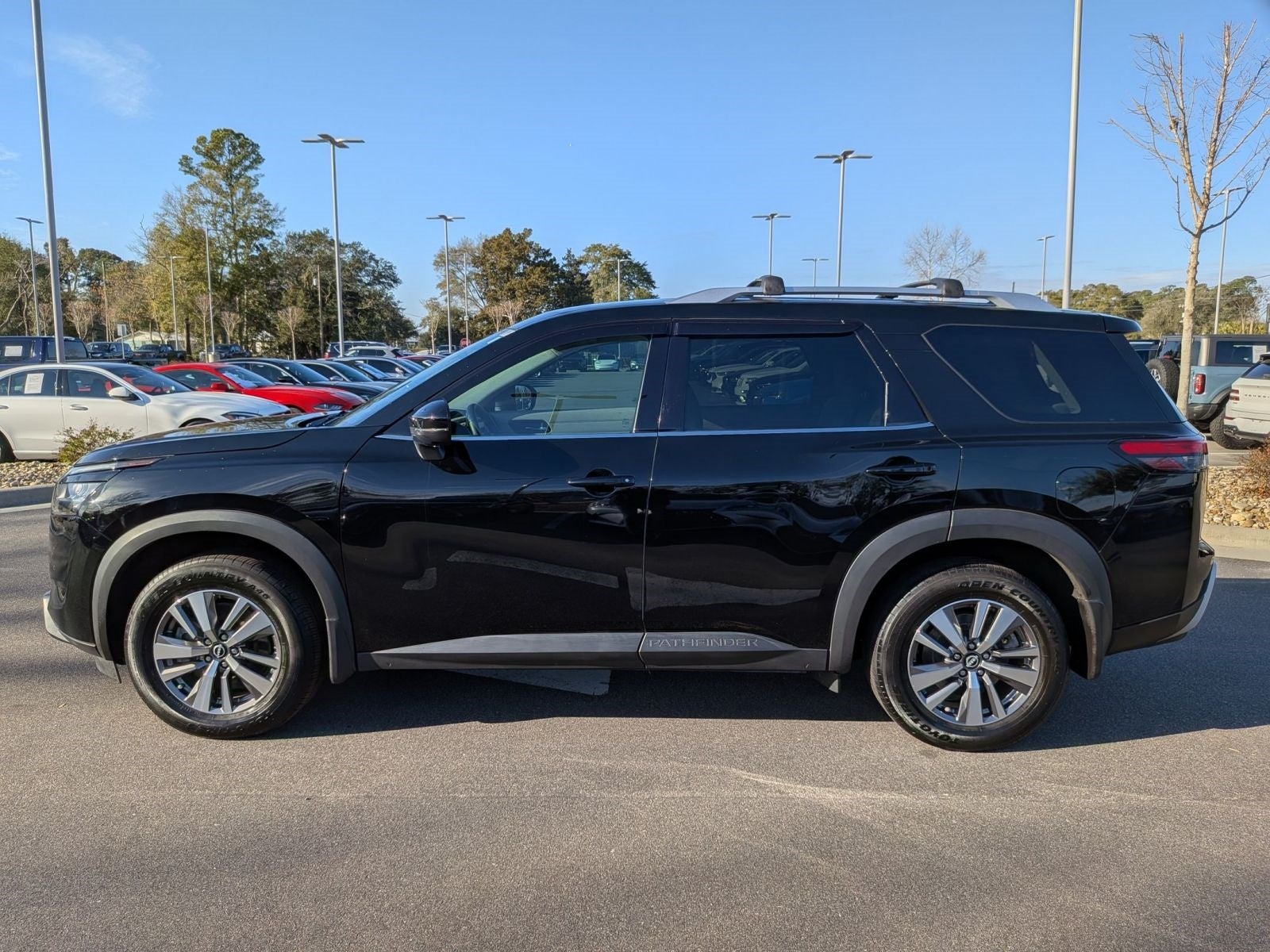 2023 Nissan Pathfinder SL