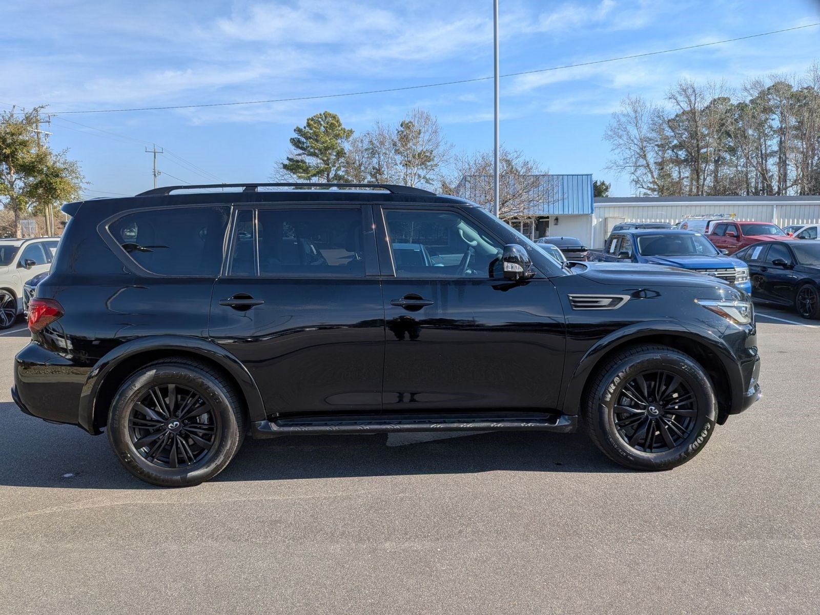 2023 INFINITI QX80 LUXE