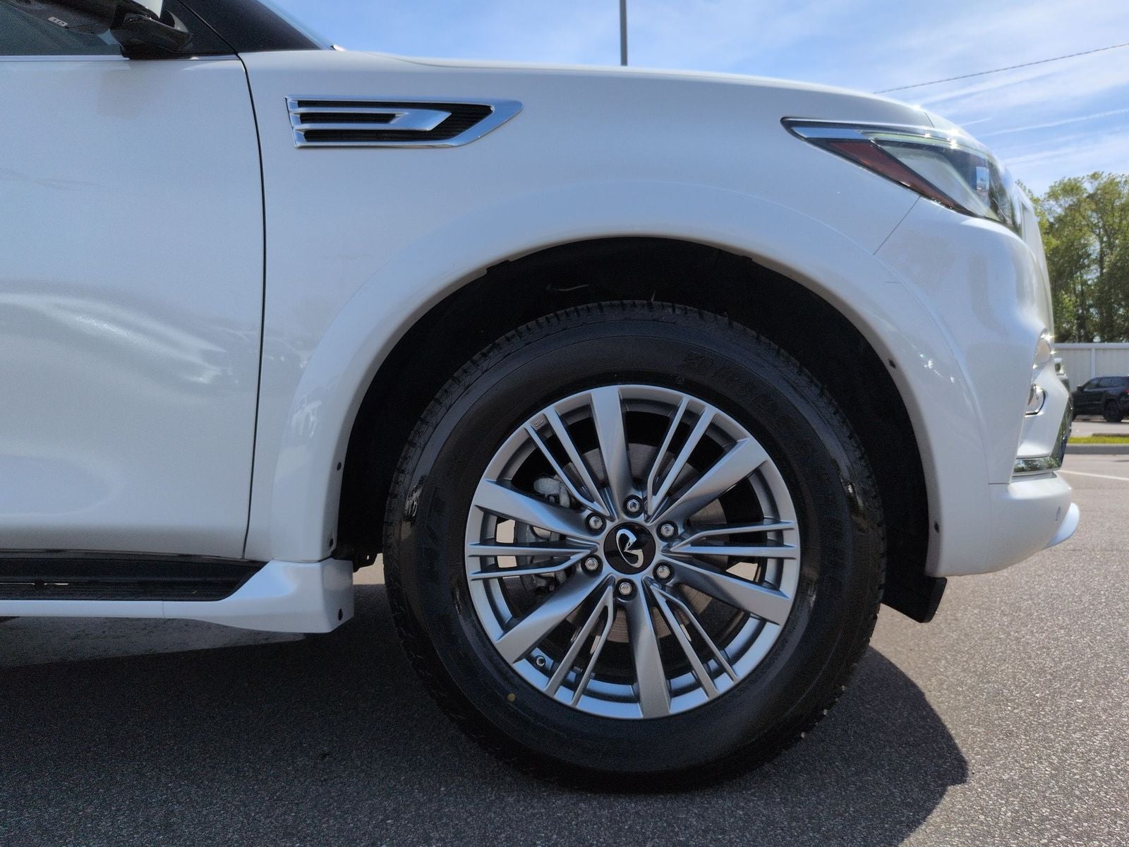 2023 INFINITI QX80 LUXE