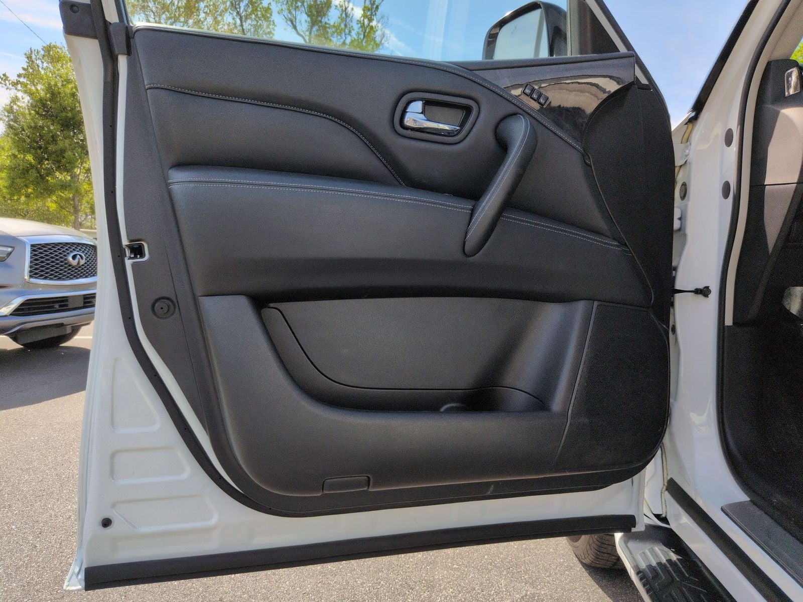 2023 INFINITI QX80 LUXE