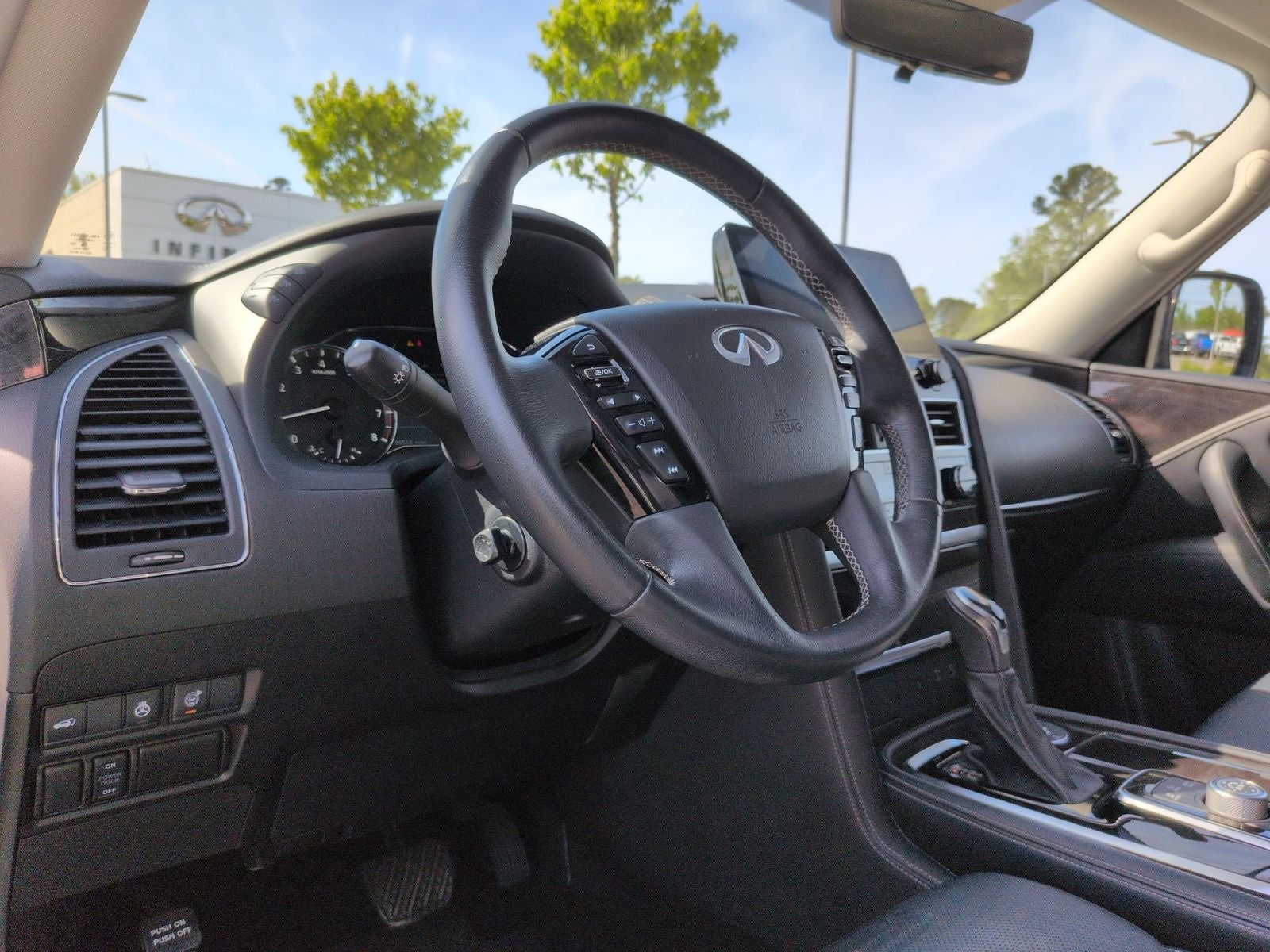 2023 INFINITI QX80 LUXE