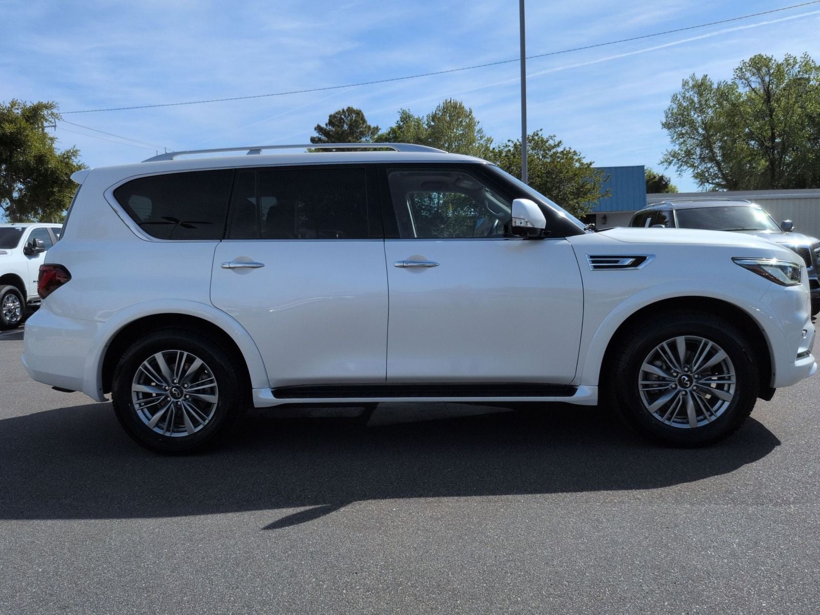 2023 INFINITI QX80 LUXE
