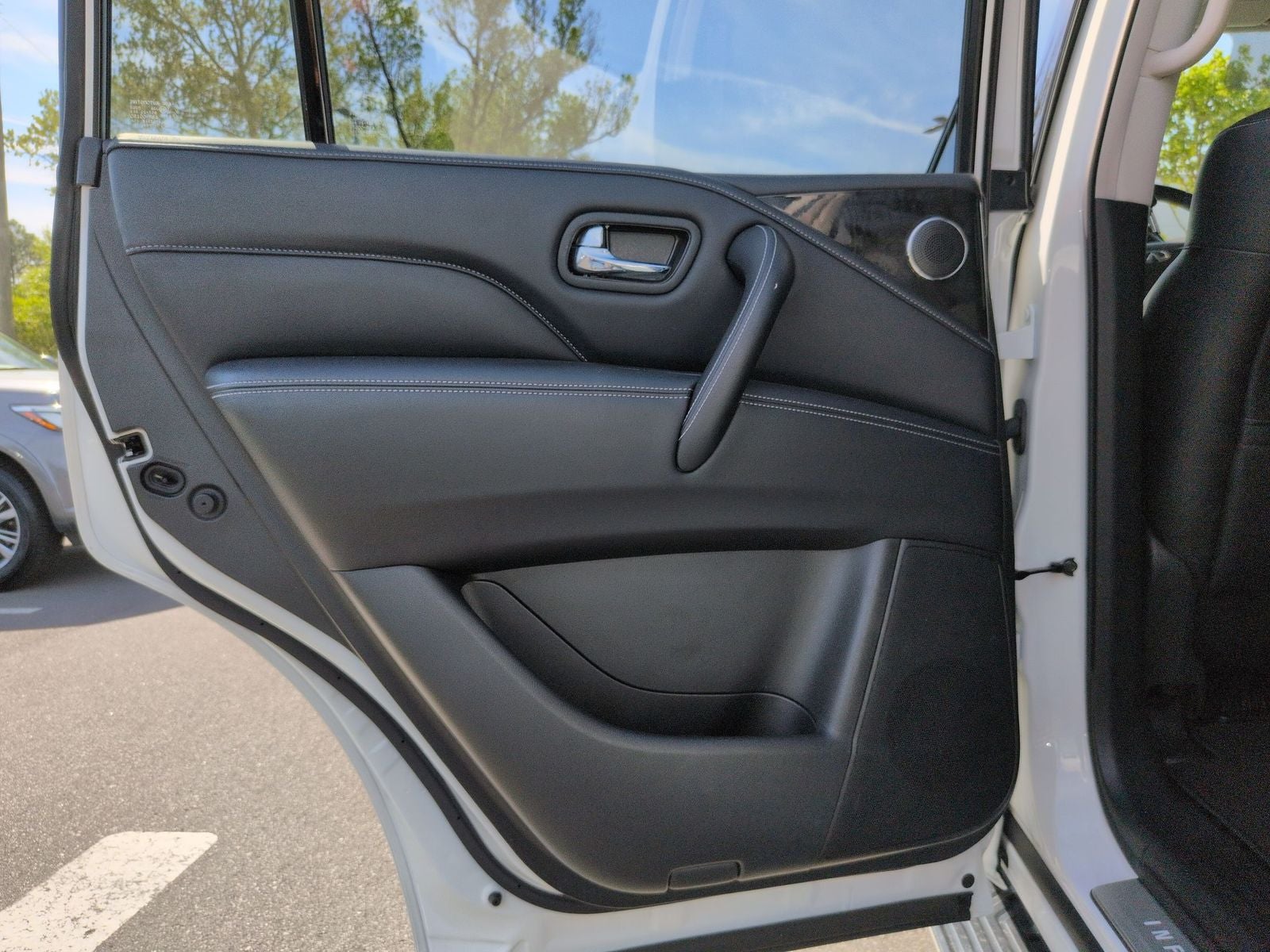 2023 INFINITI QX80 LUXE