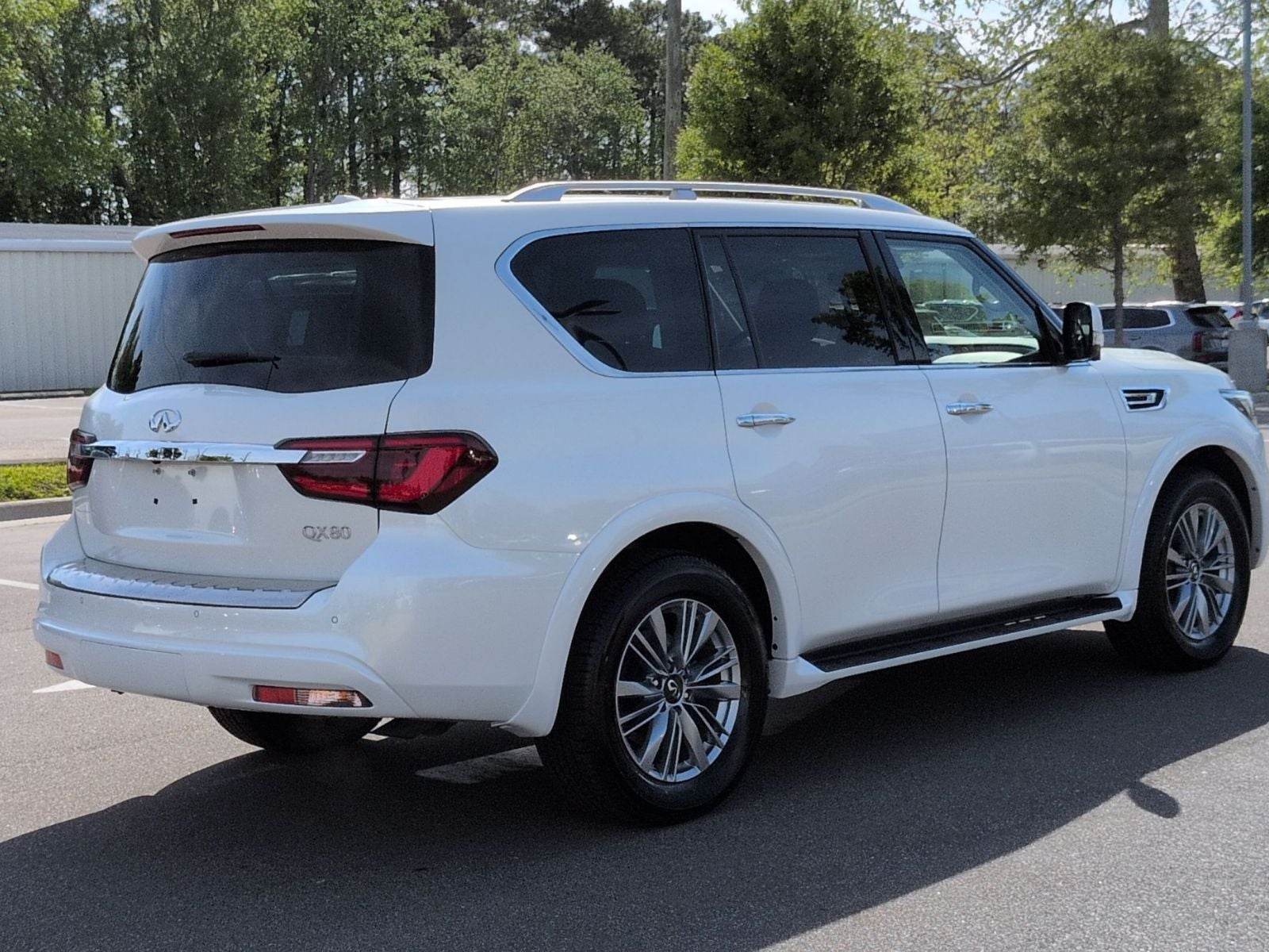 2023 INFINITI QX80 LUXE