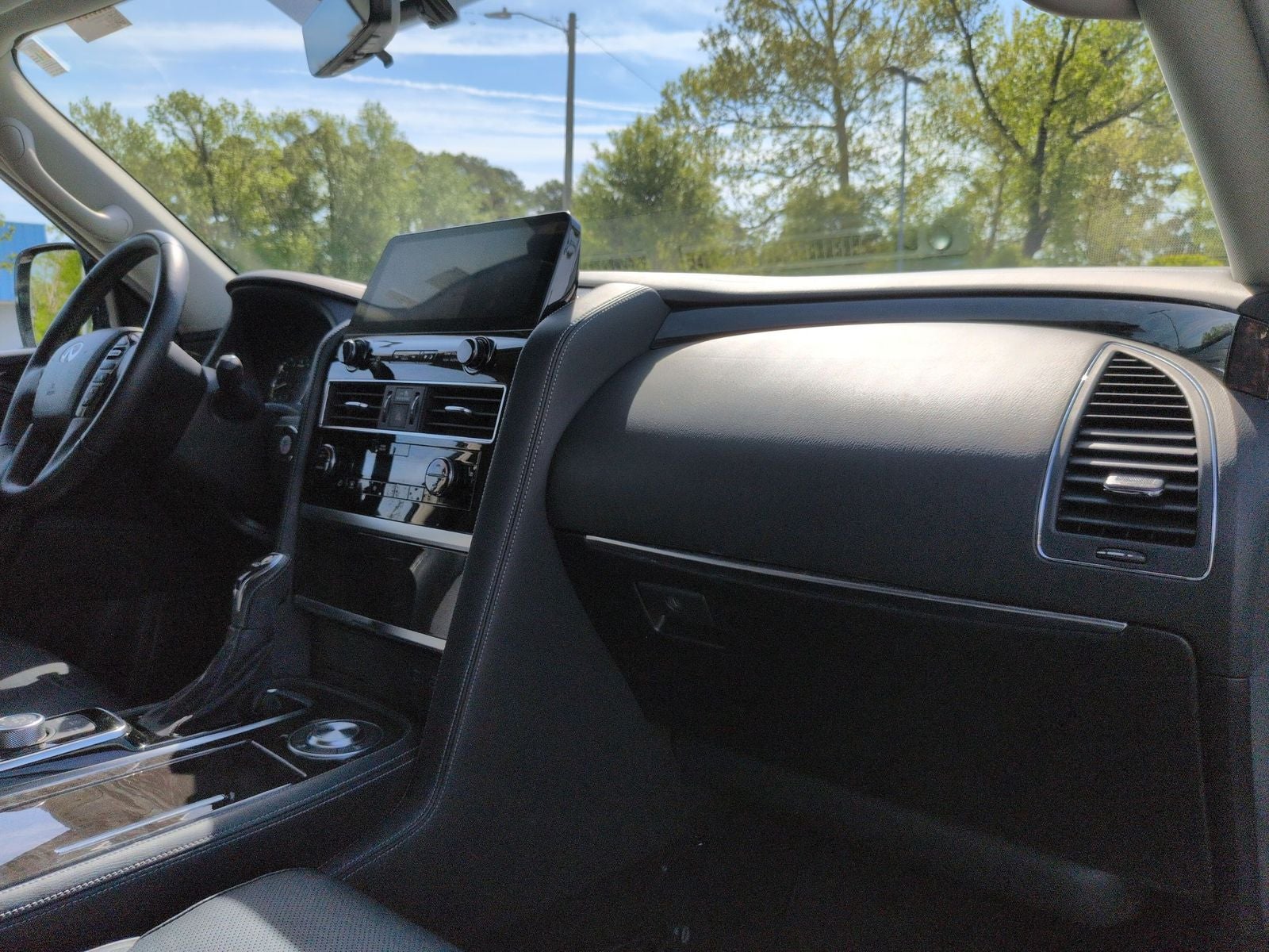 2023 INFINITI QX80 LUXE