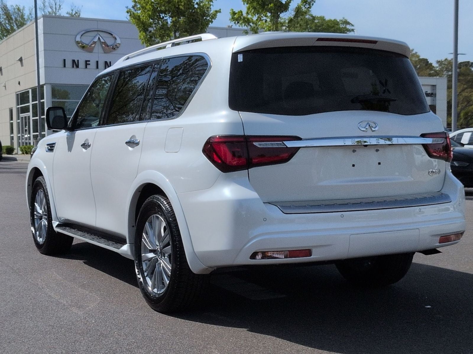 2023 INFINITI QX80 LUXE