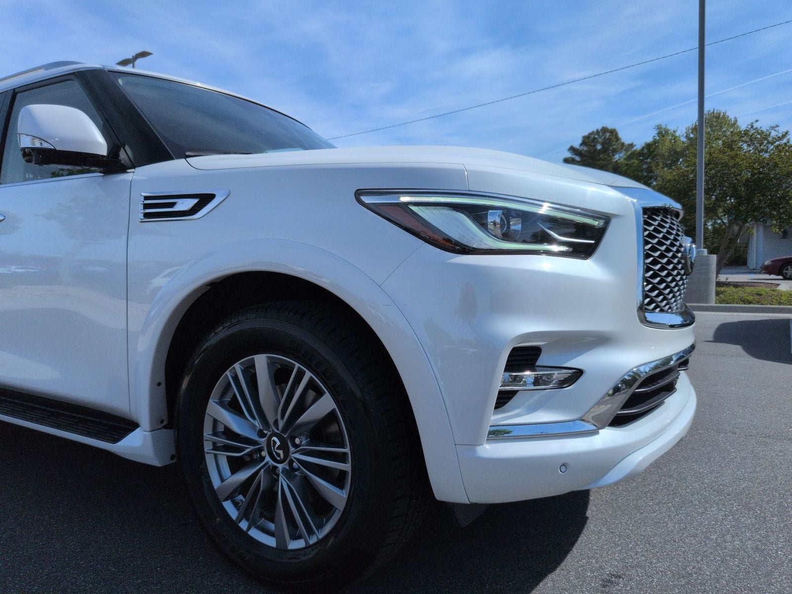 2023 INFINITI QX80 LUXE