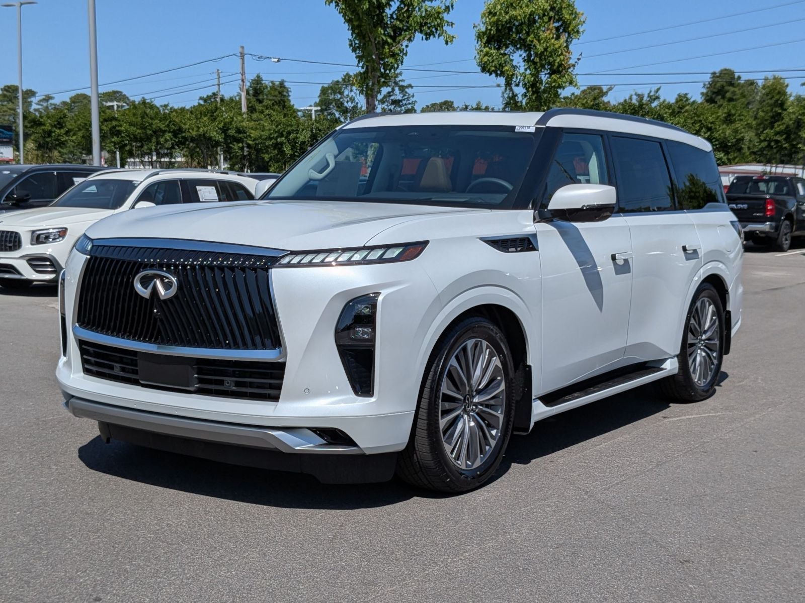 2026 INFINITI QX80 LUXE