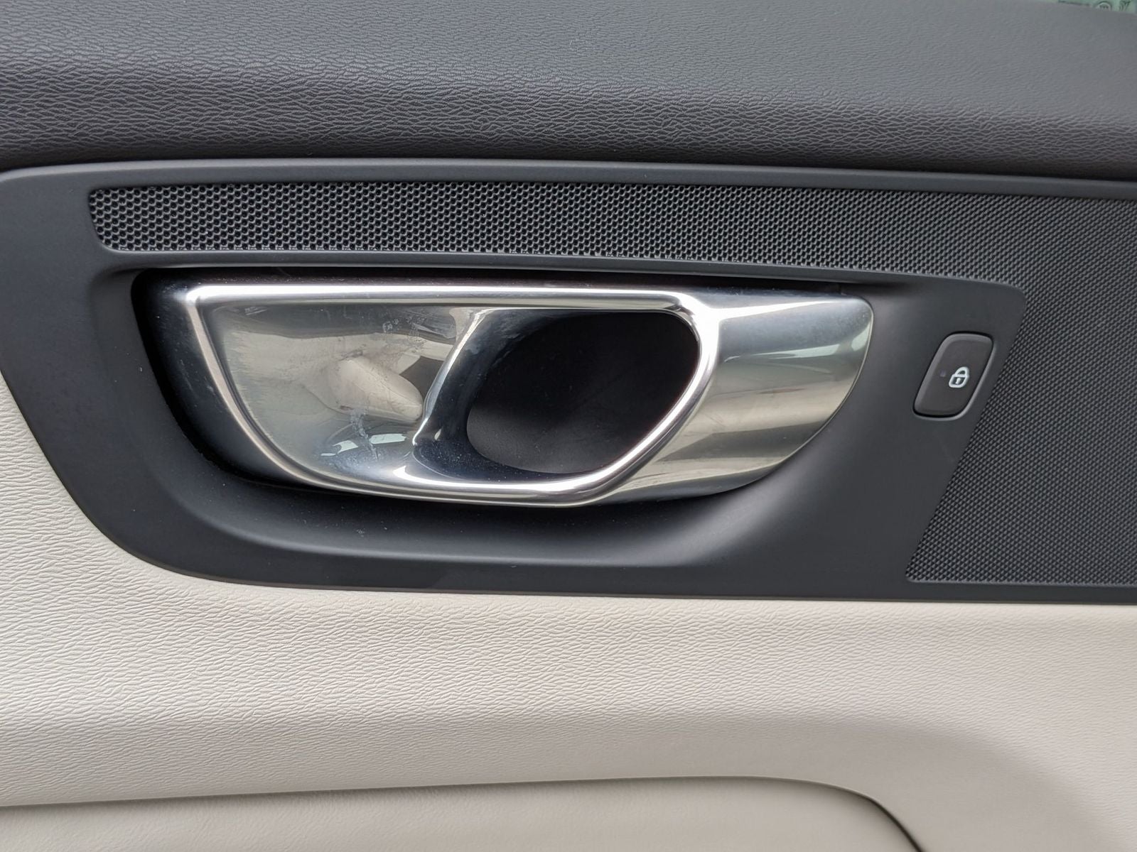 2023 Volvo XC60 B5 Ultimate Dark Theme