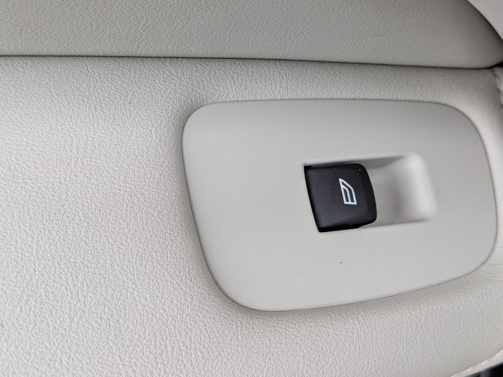 2023 Volvo XC60 B5 Ultimate Dark Theme