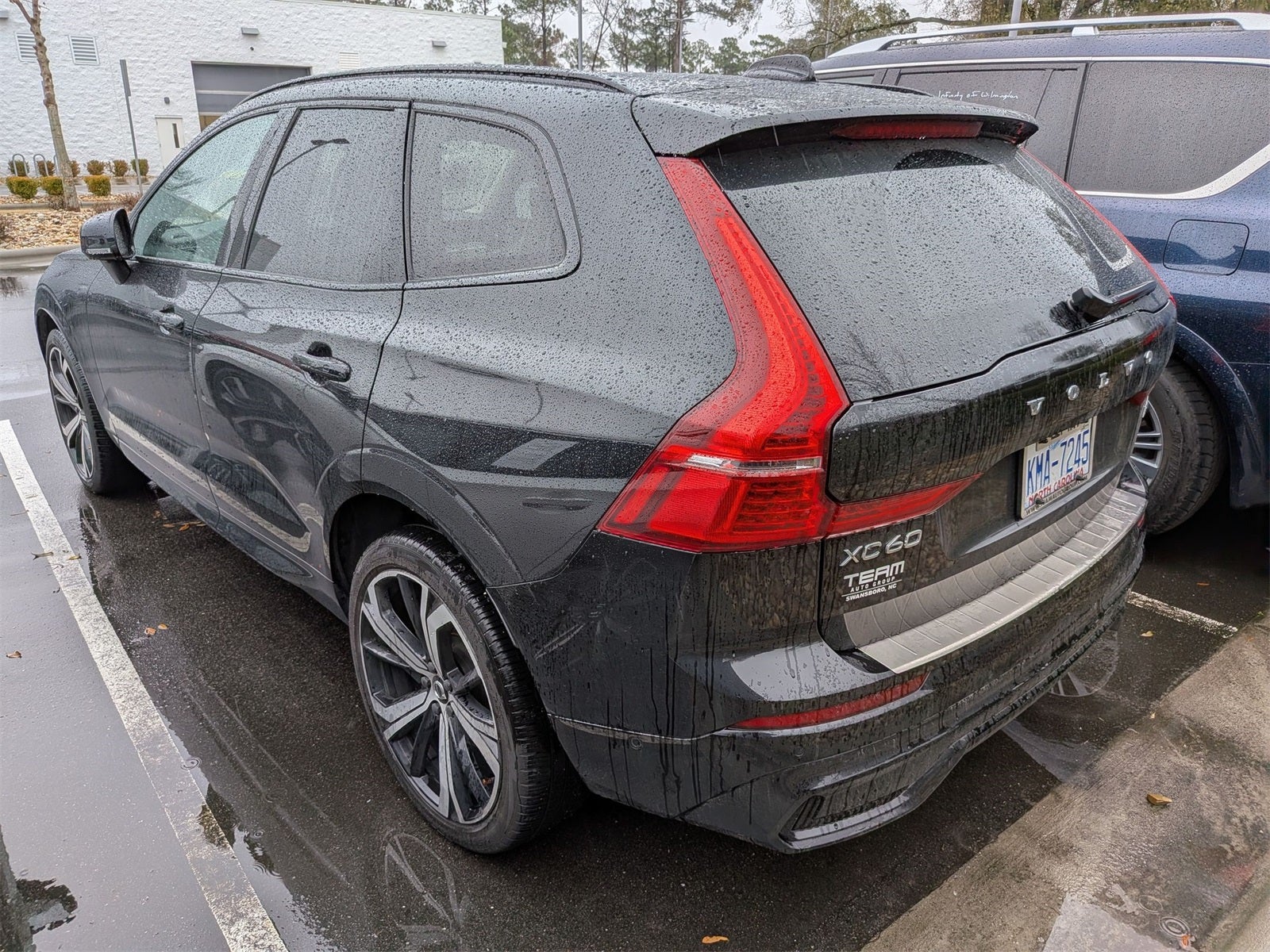 2023 Volvo XC60 B5 Ultimate Dark Theme