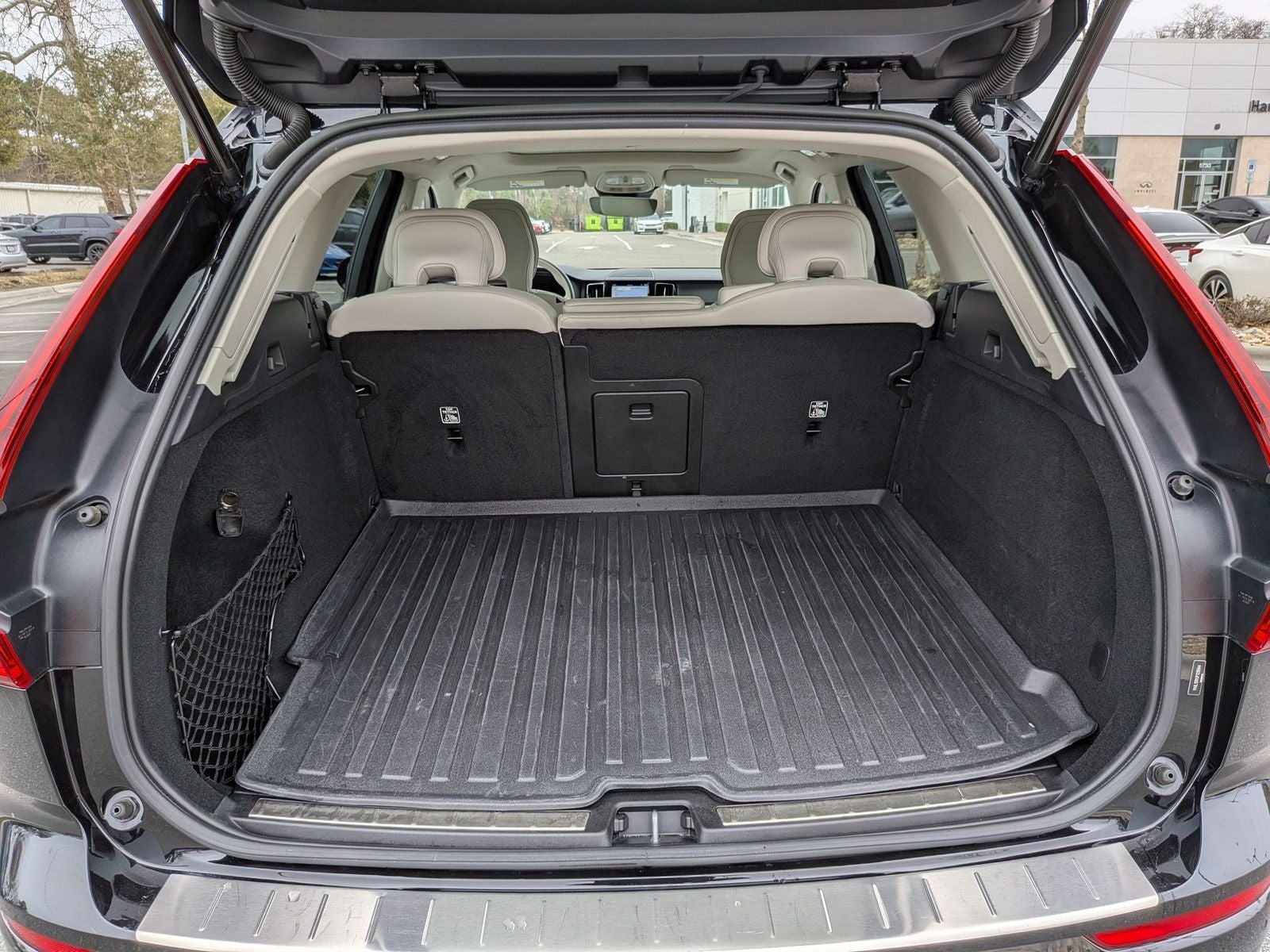 2023 Volvo XC60 B5 Ultimate Dark Theme