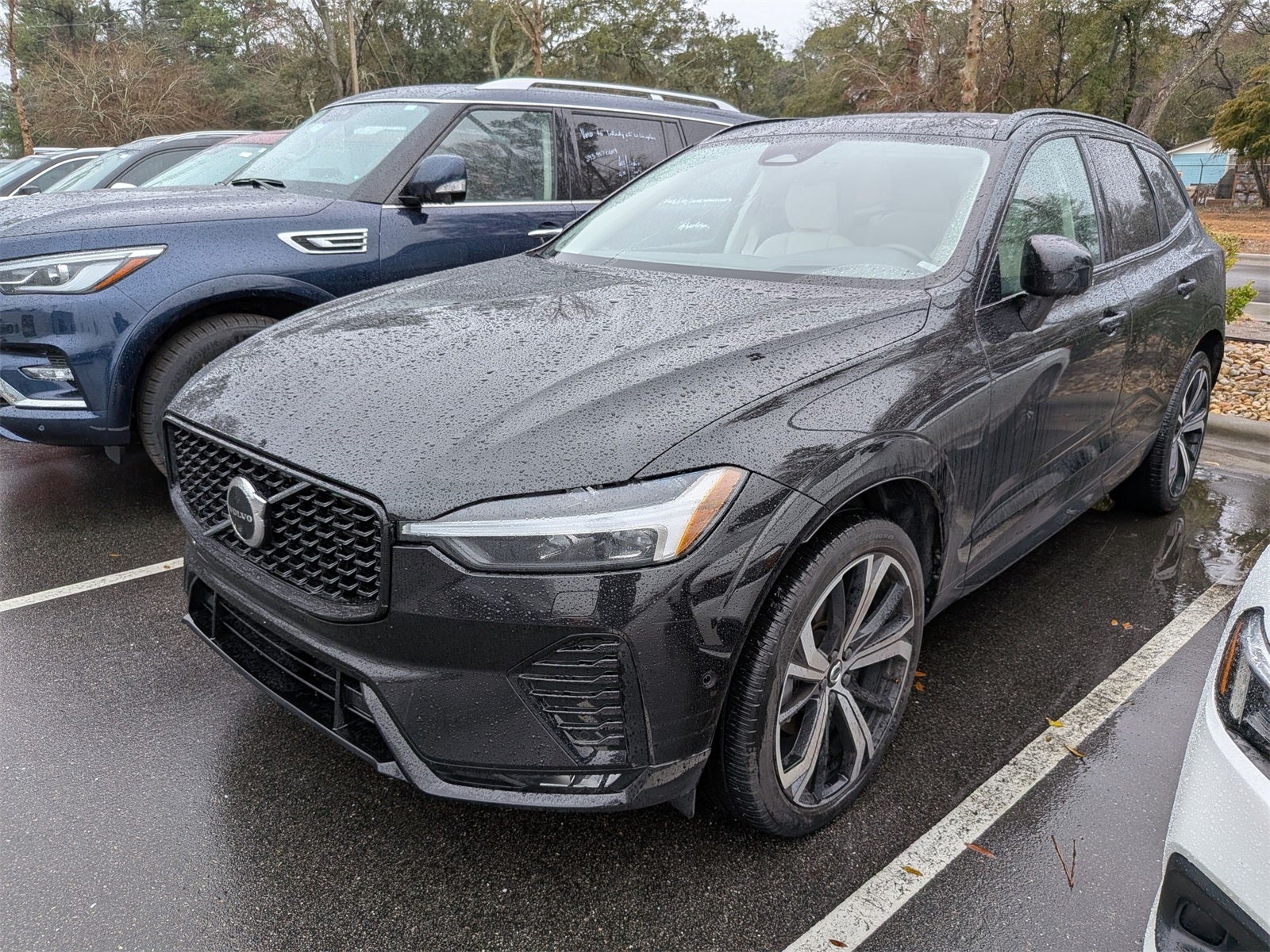 2023 Volvo XC60 B5 Ultimate Dark Theme