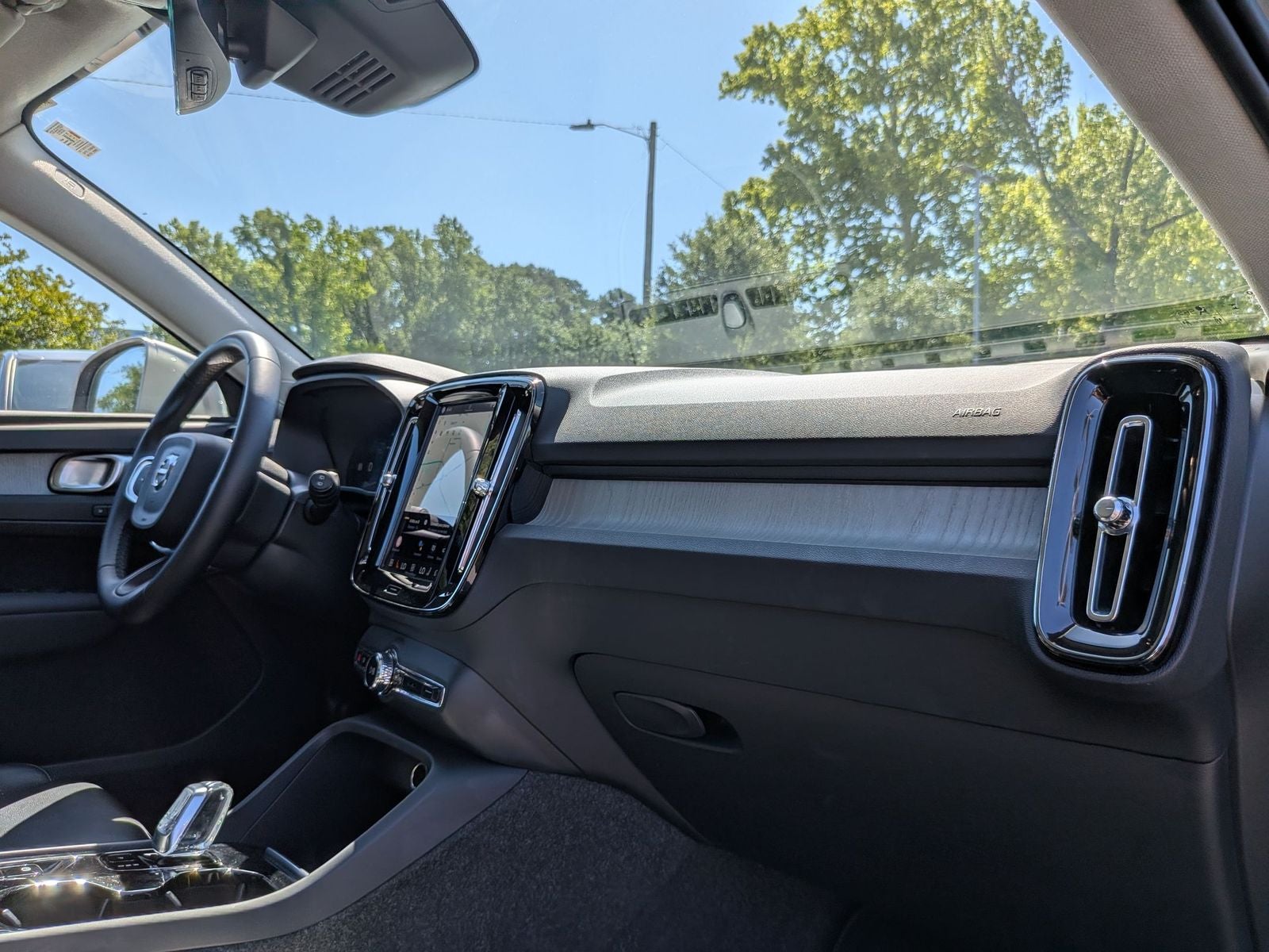 2025 Volvo XC40 B5 Plus Bright Theme
