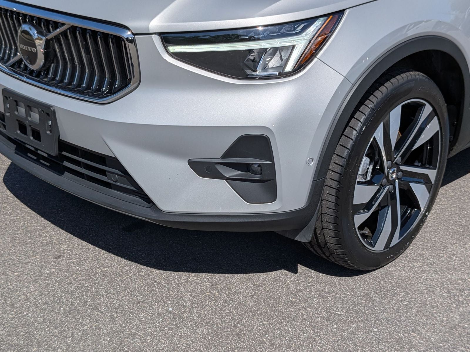 2025 Volvo XC40 B5 Plus Bright Theme