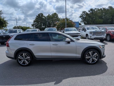 2025 Volvo V60 Cross Country B5 Plus