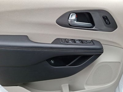2024 Chrysler Pacifica Hybrid Select