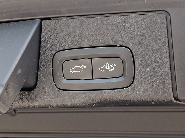2022 Volvo XC60 Recharge Plug-In Hybrid T8 R-Design