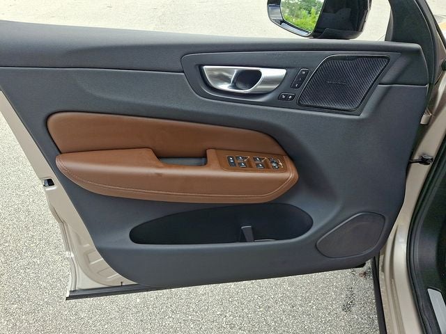 2023 Volvo XC60 Recharge Plug-In Hybrid T8 Plus Dark Theme
