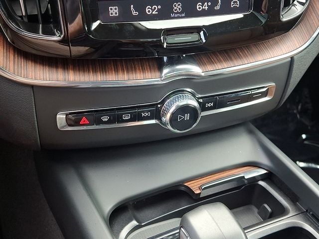 2023 Volvo XC60 Recharge Plug-In Hybrid T8 Plus Dark Theme