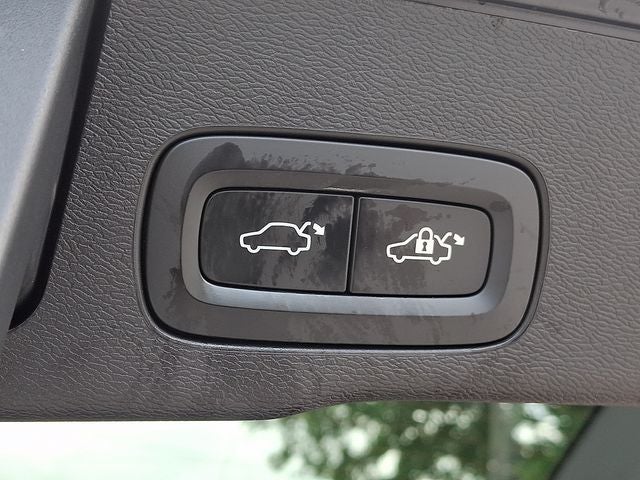 2023 Volvo XC60 Recharge Plug-In Hybrid T8 Plus Dark Theme