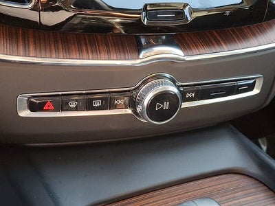 2024 Volvo XC60 B5 Plus Dark Theme