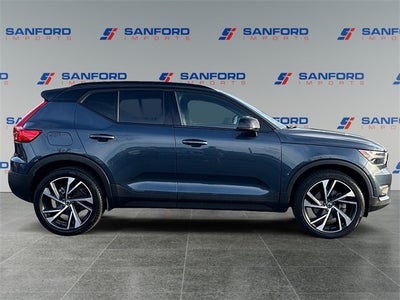 2022 Volvo XC40 R-Design