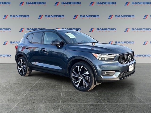 2022 Volvo XC40 R-Design