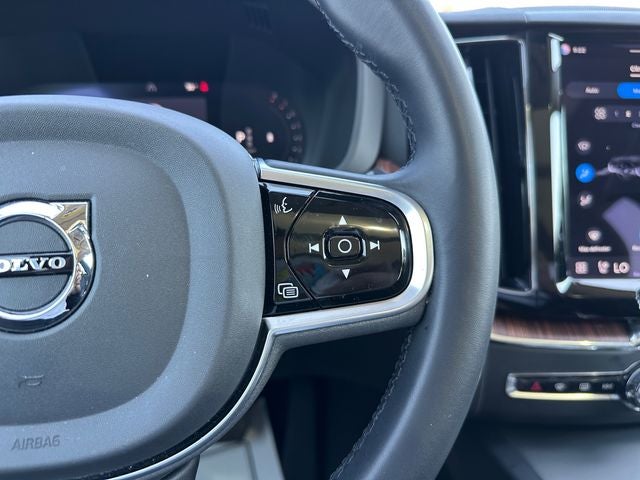 2023 Volvo XC60 B5 Plus Dark Theme