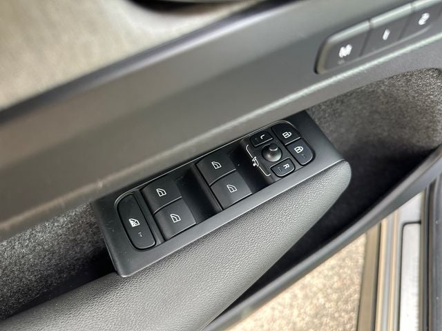 2023 Volvo XC40 B5 Plus Bright Theme