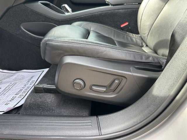 2023 Volvo XC40 B5 Plus Bright Theme