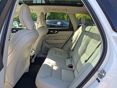 2022 Volvo XC60 B5 Momentum
