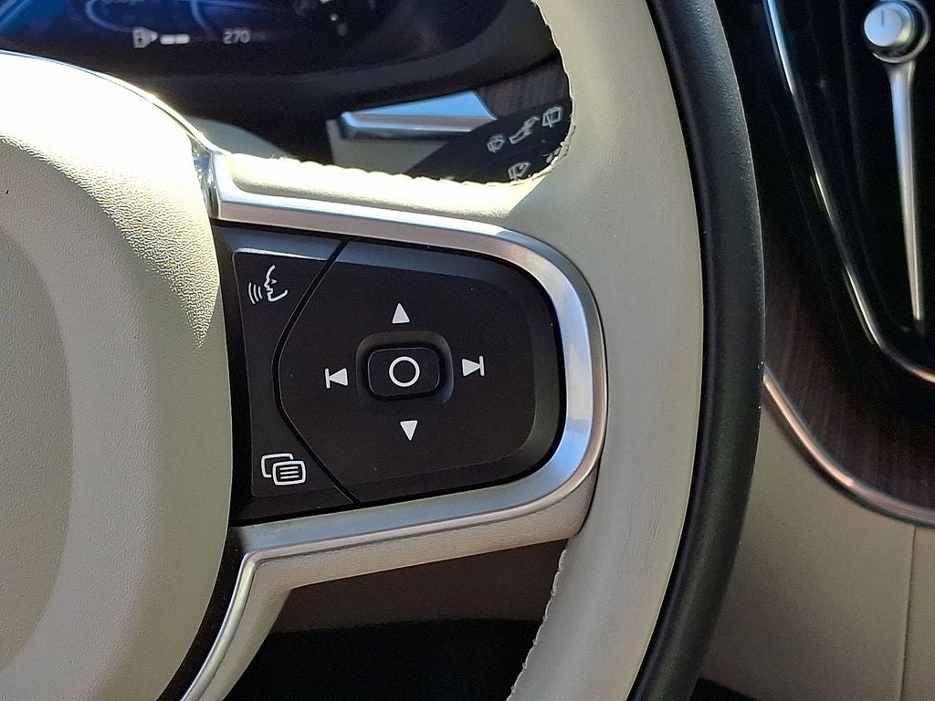 2022 Volvo XC60 B5 Momentum