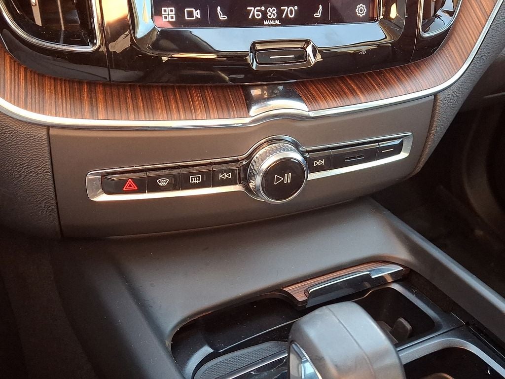 2024 Volvo XC60 B5 Plus Dark Theme