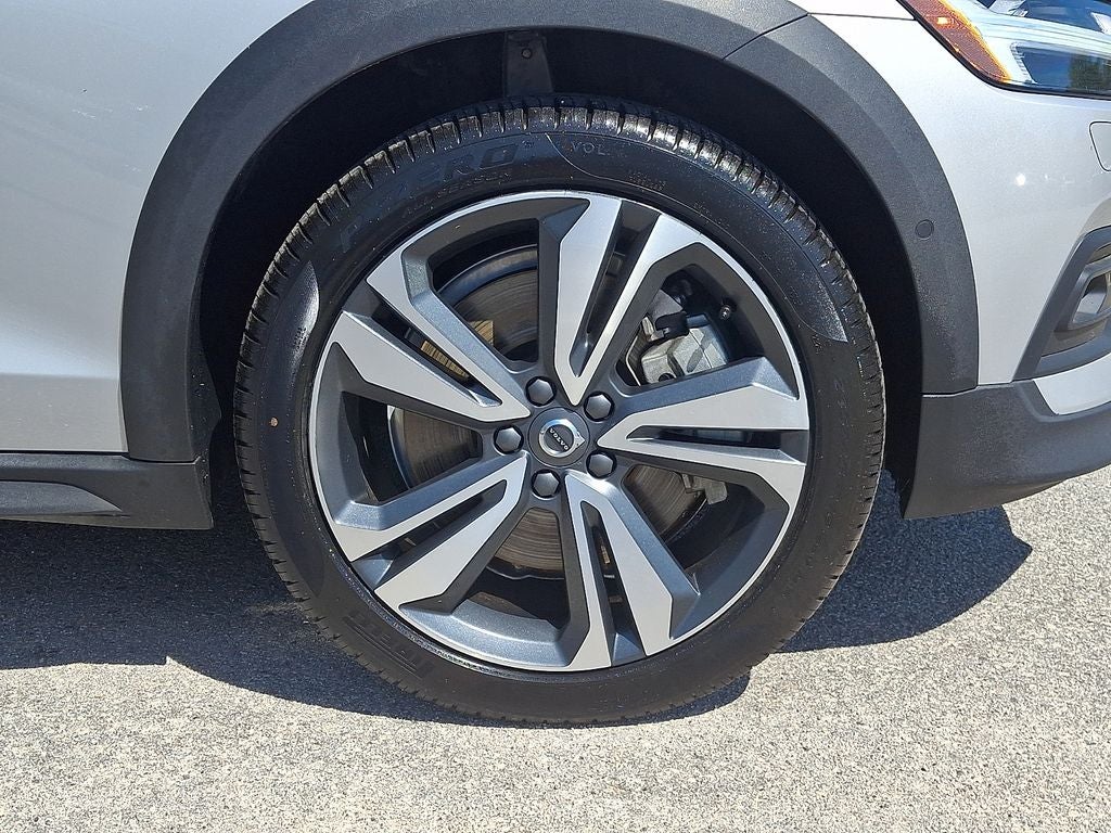 2025 Volvo V60 Cross Country B5 Plus